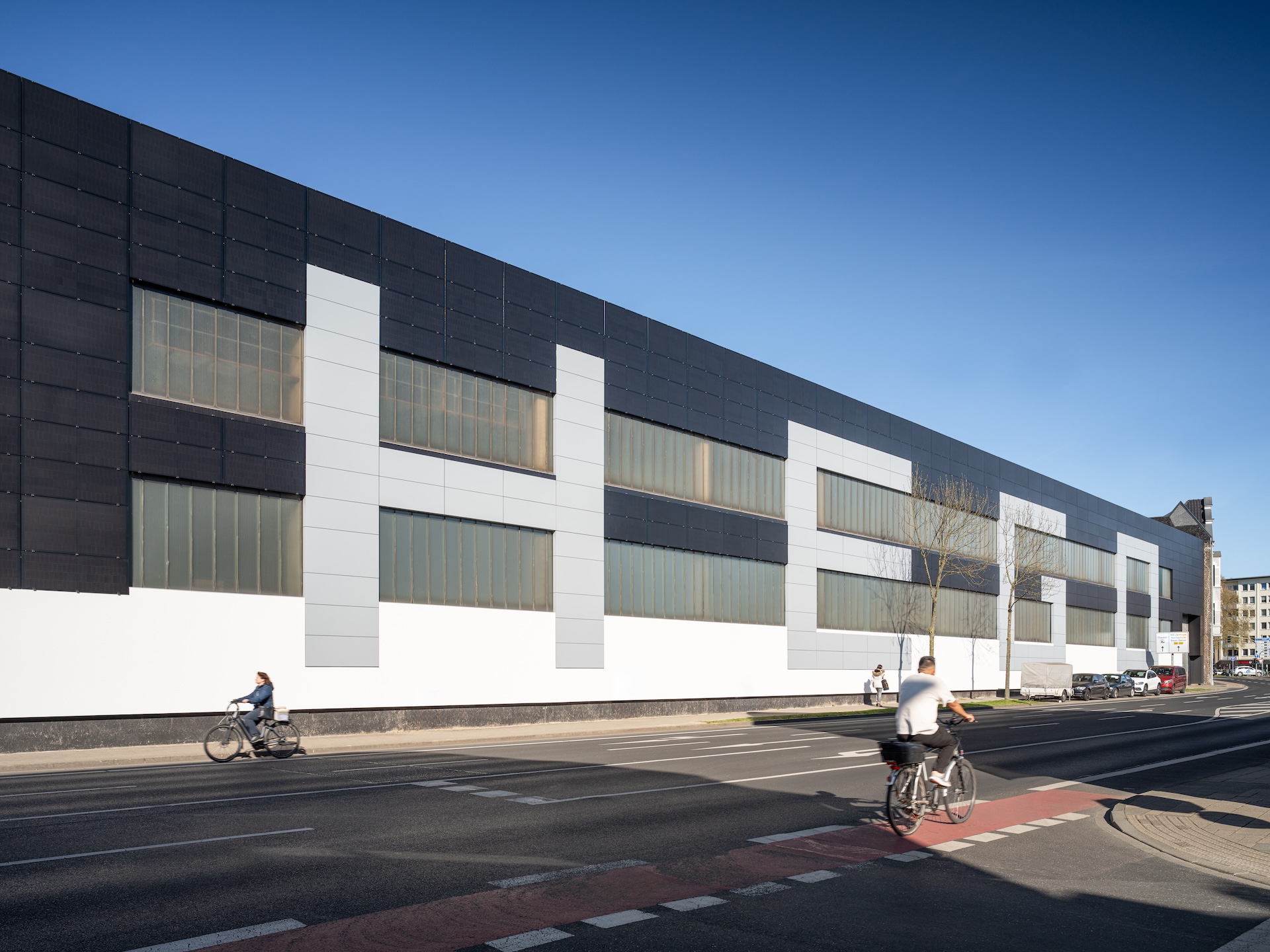 HEGO HÖFE building in Mönchengladbach with a dark glass BIPV solar façade by Pixasolar, combining contemporary architecture with renewable energy generation.